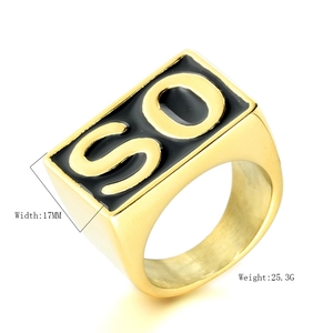 Makro-Detail von Herren-Siegelring aus Gold-Edelstahl mit schwarzer Emaille-SO-Initialen