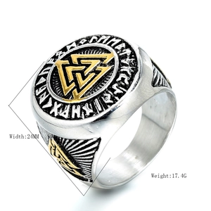 Détail d'une bague Valknut viking de 24mm en acier bicolore avec gravures de runes