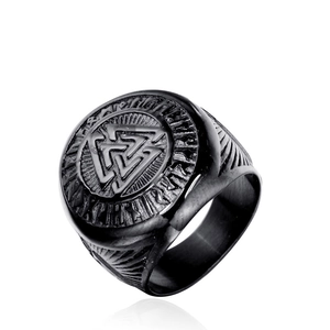 Détail de bague Valknut viking noire avec gravure de runes et texture acier inox