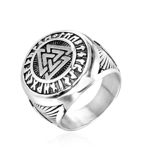 Détail d'une bague Viking en acier inoxydable avec symbole Valknut et runes