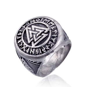 Vue macro détaillée des runes Valknut sur une bague vintage en acier inoxydable homme