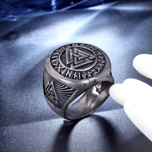 Détail d'une bague Valknut viking avec runes gravées et finition en acier vintage