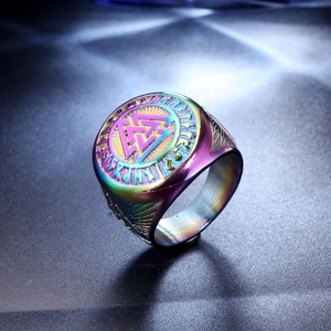 Détail macro d'une bague Valknut viking avec finition irisée et runes gravées
