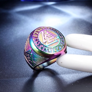 Vue macro détaillée de la bague Viking en acier arc-en-ciel avec Valknut et Runes