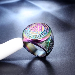 Vue macro d'une bague Valknut viking colorée avec des runes nordiques gravées