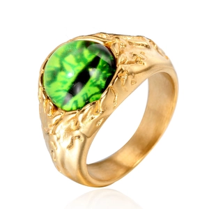 Herrenring aus Titanstahl im Punk-Stil mit grünem Drachenauge und goldener Hammerschlag-Optik