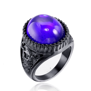 Anello vintage da uomo con gemma viola ovale e incisioni in rilievo su fascia nero-argento