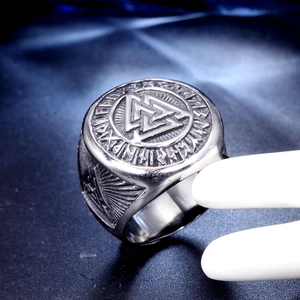 Vue détaillée d'une bague viking avec symbole Valknut et runes en acier inoxydable