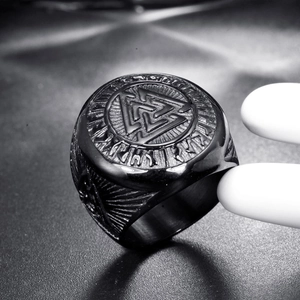 Vue détaillée d'une bague viking noire avec Valknut et runes Futhark gravées