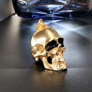 Pendentif crâne en acier inoxydable doré brillant avec détails anatomiques réalistes
