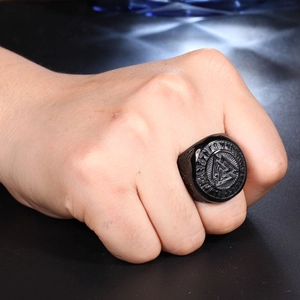 Vue détaillée du symbole Valknut viking et des runes sur bague en acier noir