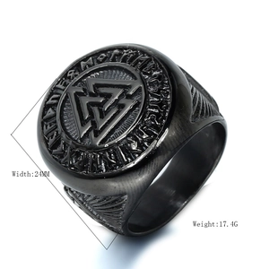 Bague chevalière Viking Valknut noire en acier inoxydable avec runes et détails de plumes