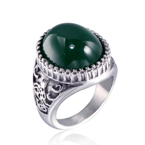 Anello retrò da uomo in argento con gemma verde ovale e raffinati motivi in rilievo