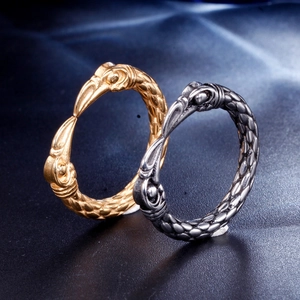 Vintage gothic viking crow head ring in gold and silver finish with feather texture