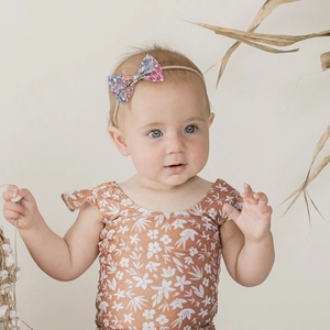 Bandeau à fleurs avec barboteuse à volants assortie pour bébé de style rustique
