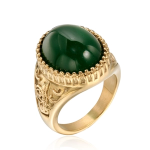 Anello vintage dorato con pietra verde ovale e dettagli a rilievo da uomo