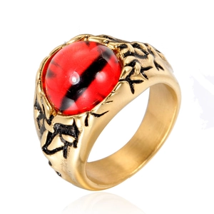 Gotischer Edelstahlring in Gold mit rotem Teufelsauge-Stein und Reben-Relief