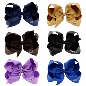 Détail de six couleurs de grandes barrettes nœuds en ruban gros-grain pour filles
