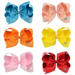 Détail de six grands nœuds pour cheveux en ruban gros-grain de diverses couleurs vives