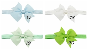 Detailansicht von vier bunten Nylon-Baby-Stirnbändern mit gerippten Haarschleifen