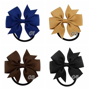 Quattro colori di elastici per capelli con fiocco in gros-grain in blu, giallo, marrone, nero