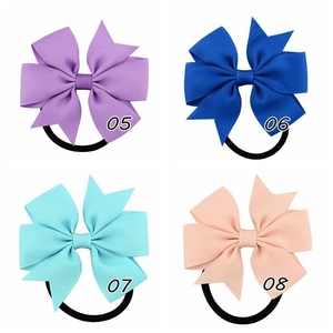 Dettaglio di elastici per capelli con fiocco in nastro grosgrain a coste colorati