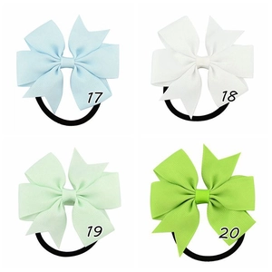 Dettaglio di elastici per capelli con fiocco in nastro grosgrain in quattro colori