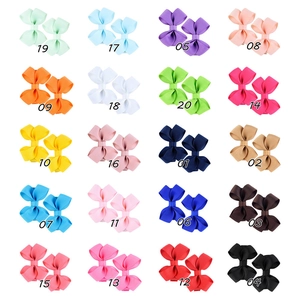 Mise à plat de 20 couleurs de barrettes nœuds en gros-grain pour enfants en matrice 4x5