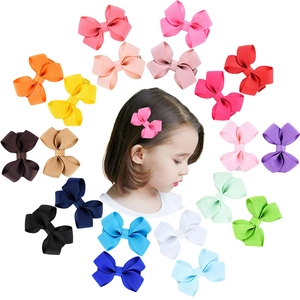Détail de barrettes à cheveux en ruban gros-grain coloré pour enfants en plusieurs teintes
