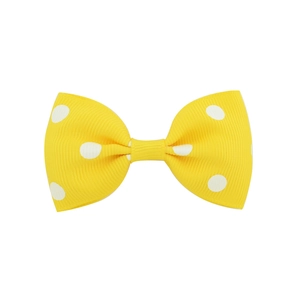 Détail d'un nœud papillon jaune à pois blancs en ruban gros-grain pour cheveux