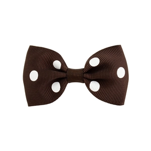 Barrette à nœud marron foncé à pois blancs en ruban gros-grain pour enfants sur fond blanc
