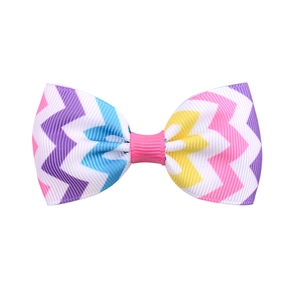 Dettaglio del fiocco per capelli in grosgrain con motivo a zig-zag arcobaleno