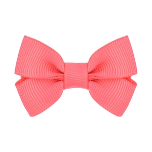 Dettaglio del fiocco in nastro grosgrain rosa con trama a coste per capelli bambina