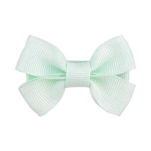 Dettaglio ravvicinato del fiocco per capelli in nastro grosgrain color verde menta