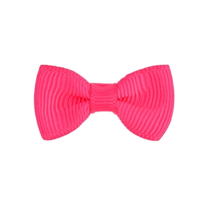 Gros plan d'un nœud papillon en ruban gros-grain rose vif montrant le grain du tissu