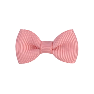 Gros plan d'une barrette à cheveux en ruban gros-grain rose à texture côtelée
