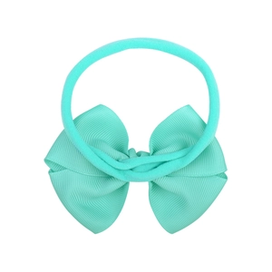 Détail d'un bandeau pour bébé vert menthe avec nœud en gros-grain et nylon souple