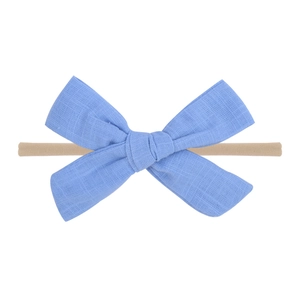 Détail d'un bandeau à nœud bleu en coton doux avec élastique sans couture pour bébé