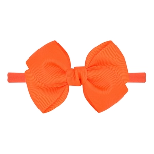 Détail d'un bandeau à nœud orange pour bébé avec ruban en nylon haute élasticité