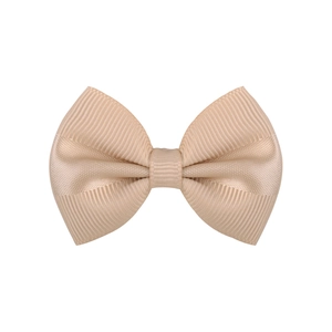 Primer plano de lazo de cinta grosgrain champán con textura de grano fino para pinzas de pelo