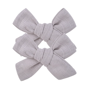 Lot de barrettes à nœud en tissu lavande avec texture coton et lin sur fond blanc