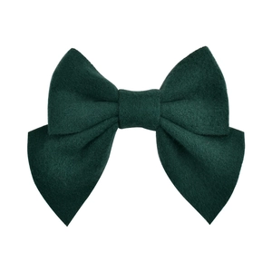 Vue détaillée du nœud à cheveux vert foncé avec une texture riche en feutre de laine