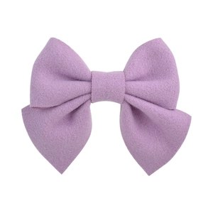 Détail de la pince à cheveux noeud en coton violet montrant la texture du tissu