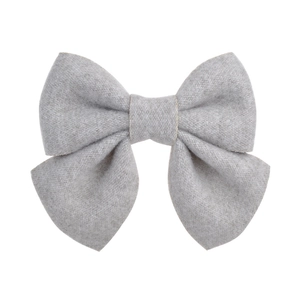 Pince à cheveux avec noeud en tissu gris et texture en feutre pour petite fille