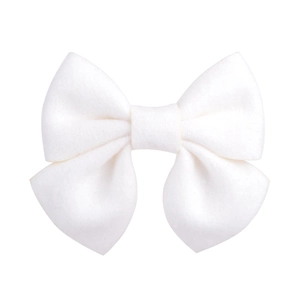 Détail de la pince à cheveux nœud blanc en coton montrant la texture douce du tissu