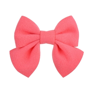 Détail de la texture en tissu rose corail sur un nœud papillon fait à la main