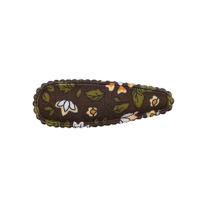 Detailed view of floral cotton fabric BB clip with vintage scalloped quilted edge