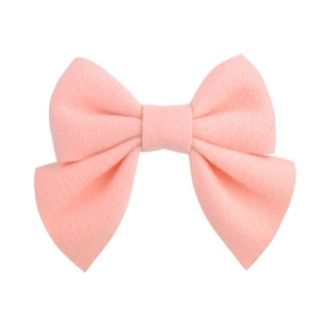 Barrette à nœud rose clair en feutre pour filles avec un design artisanal minimaliste