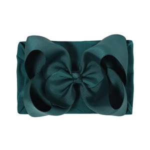 Détail d'un bandeau en nylon vert foncé avec un grand nœud côtelé pour les enfants