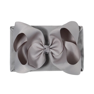 Vue détaillée du bandeau en nylon gris avec nœud en tissu côtelé pour bébés